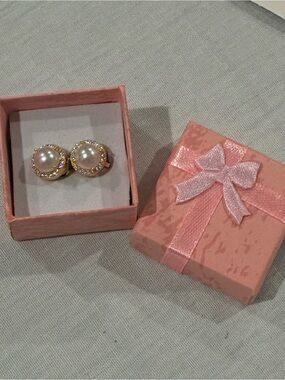 Gold Pearl Halo Stud Earrings - White Pearlescent Clip On